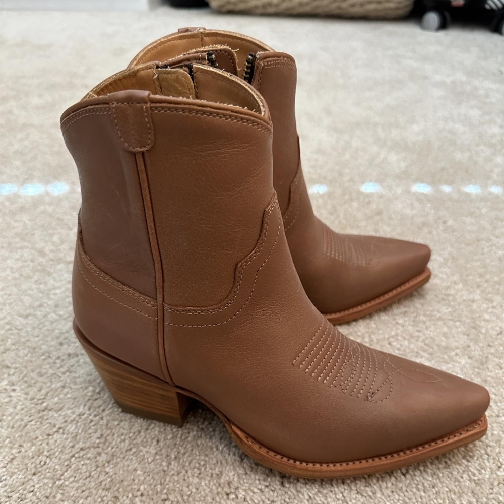 Brand new, never worn Tecovas “The Daisy” bovine in caramel size 5